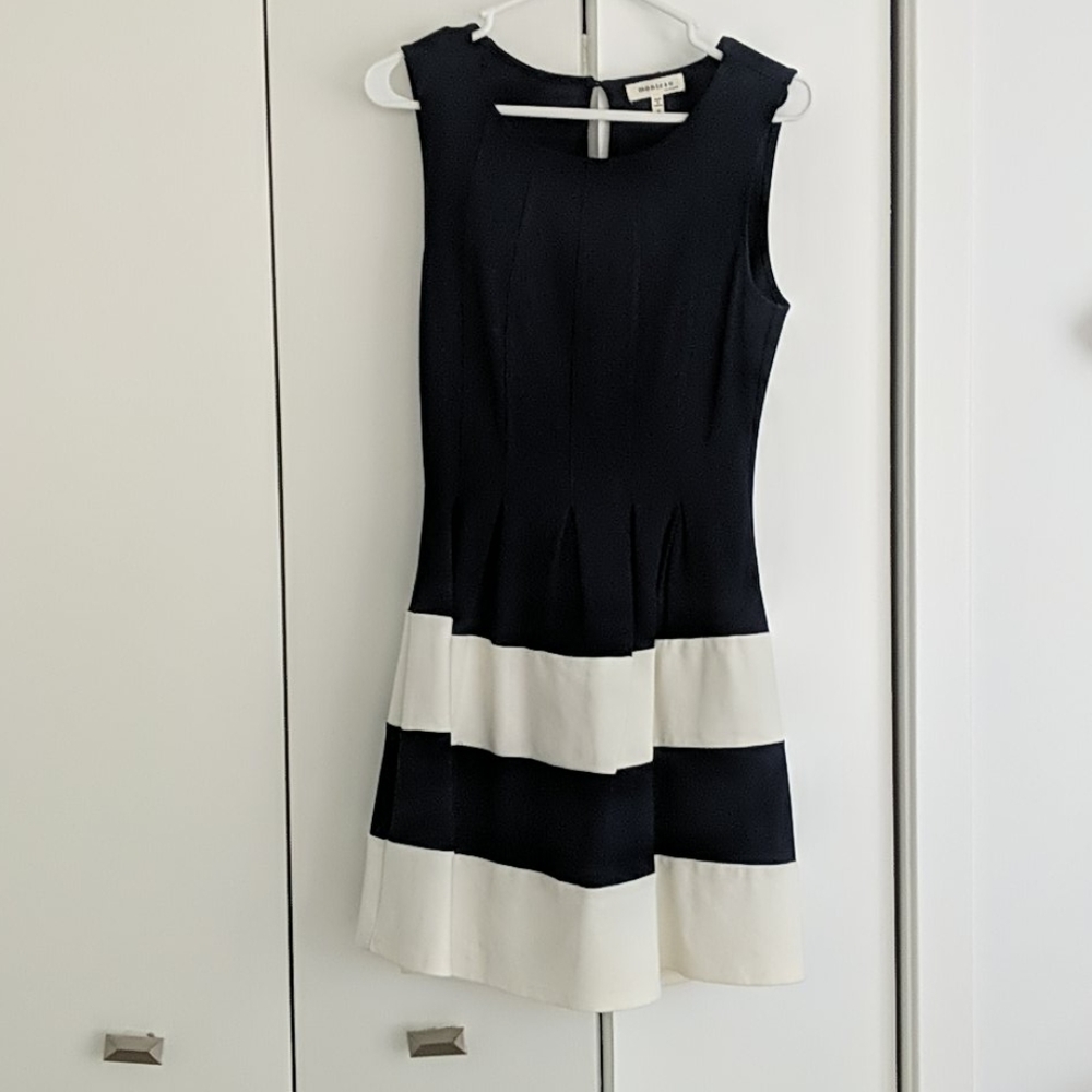 Monteau professional/business dress.